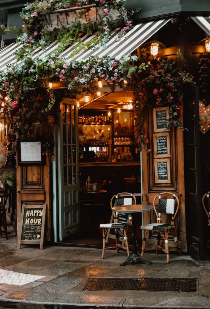 restaurante con cuerdas de luces