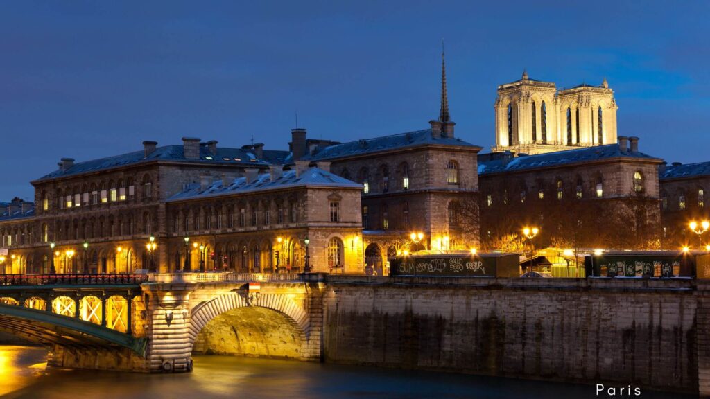 Scenic view of Île de la Cité, Paris, highlighting historic architecture and the Seine River