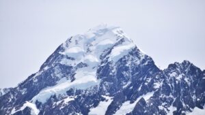 neige recouverte d'une montagne