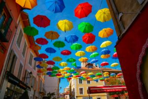 les parapluies suspendus pendant la journée